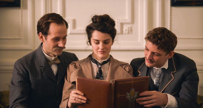 ‘남편과 애인 사이’. 왼쪽에 남편 앙리를 두고 피에르와 손을 포개고 있는 마리. 영화 ‘큐리오사’.