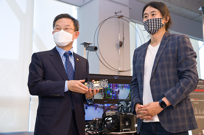 이종호 과학기술정보통신부 장관이 24일 오후 서울 강남구 퓨리오사AI를 방문해 백준호 퓨리오사AI 대표로부터 ‘AI반도체 소개 및 영상인식 기술’ 설명을 듣고 있다. <과기정통부홈페이지>