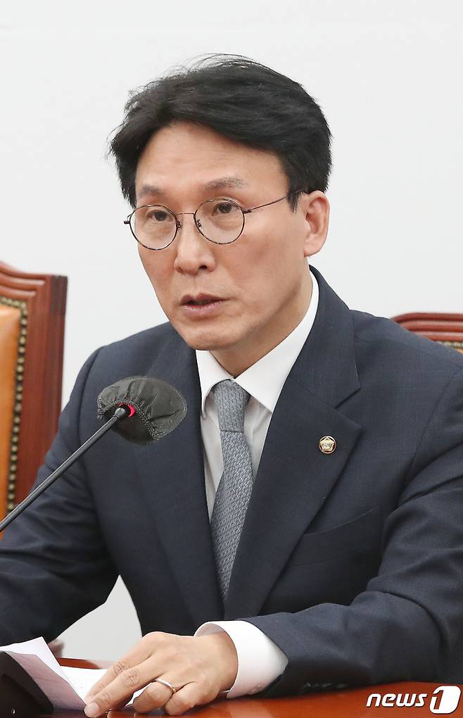 (서울=뉴스1) 임세영 기자 = 김민석 더불어민주당 정책위의장이 11일 오전 서울 여의도 국회에서 열린 원내대책회의에서 모두발언을 하고 있다. 2023.4.11/뉴스1  Copyright (C) 뉴스1. All rights reserved. 무단 전재 및 재배포 금지.