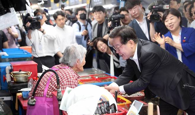 [부산=뉴시스] 하경민 기자 = 이재명 더불어민주당 대표가 3일 부산 중구 자갈치시장을 방문, 고령의 상인과 인사하고 있다. 2023.06.03.