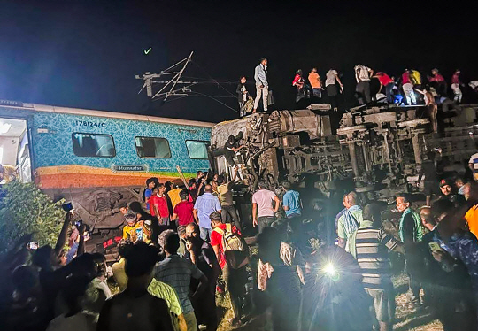 2일(현지시간) 인도 동부 오디샤주 발라소레 지역에서 발생한 열차 충돌 사고 현장에서 구조대원들이 구조작업을 하고 있다. AP 뉴시스