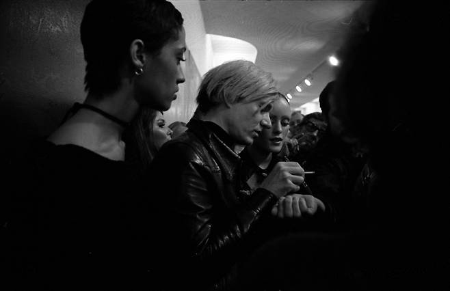 사인을 하고 있는 앤디 워홀. [Los Angeles Times]