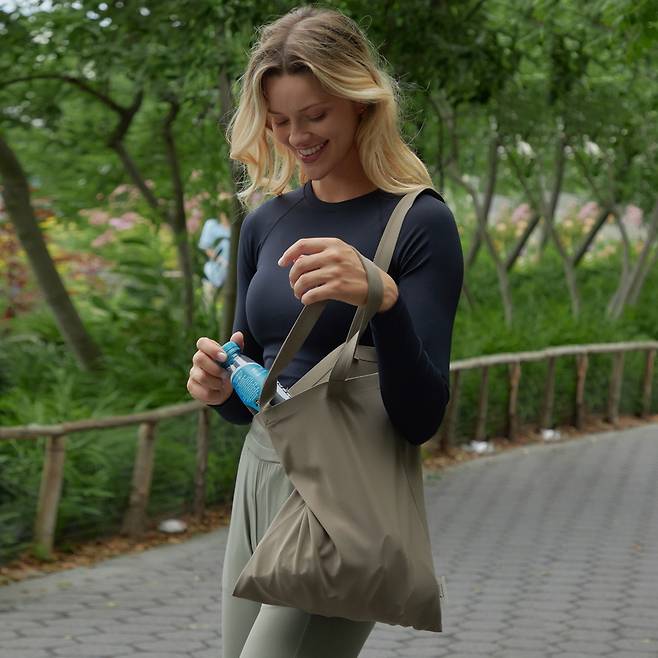 안다르 에어쿨링 원단을 재사용한 에코백 [안다르 제공]