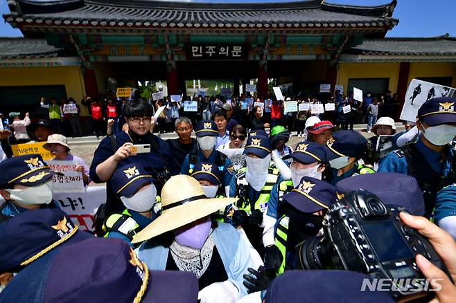 [광주=뉴시스] 이영주 기자 = 3일 오전 광주 북구 운정동 국립5·18민주묘지에서 특전사회의 민주묘지 참배를 두고 몸싸움이 벌어지고 있다. 2023.06.03. leeyj2578@newsis.com