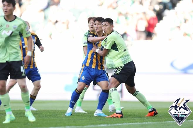 울산 주민규(왼쪽)와 전북 정태욱의 경합. 한국프로축구연맹 제공