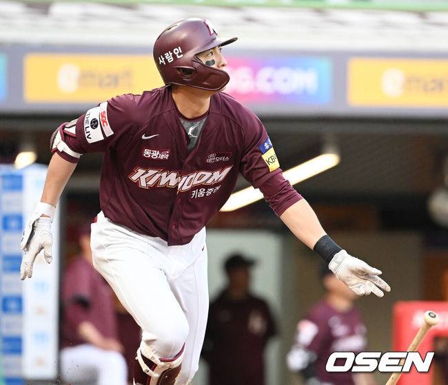 [OSEN=인천, 민경훈 기자] 2일 오후 인천 SSG 랜더스 필드에서 2023 신한은행 SOL KBO리그 SSG 랜더스와 키움 히어로즈의 경기가 열렸다.3회초 2사 주자 1루 키움 이정후가 중견수 뒤 선취 1타점 적시 2루타를 날리고 있다. 2023.06.02 /rumi@osen.co.kr