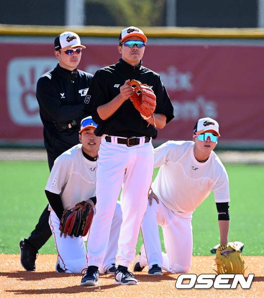 [OSEN=메사(미국 애리조나주), 지형준 기자] 한화 박정현, 오선진, 이도윤이 수비 훈련을 하고 있다. 2023.02.06 /jpnews@osen.co.kr
