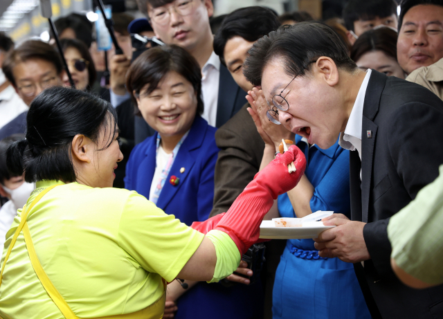 이재명 더불어민주당 대표가 3일 오후 부산 중구 자갈치 시장을 찾아 해산물을 맛보고 있다. 이 대표 등 민주당 지도부는 이날 자갈치 시장을 찾아 후쿠시마 원전 오염수 문제 대책마련을 위한 어업인, 소상공인 간담회를 열었다. 연합뉴스