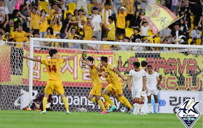 광주 안영규가 3일 프로축구 포항전에서 쐐기포를 넣은 뒤 기뻐하고 있다. 프로축구연맹 제공