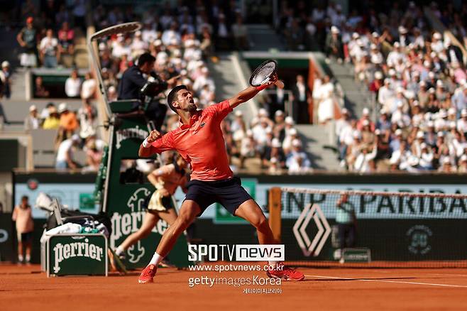 ▲ 2023년 롤랑가로스 프랑스오픈 남자 단식 3회전에서 접전 끝에 2세트를 따낸 뒤 포효하는 노바크 조코비치