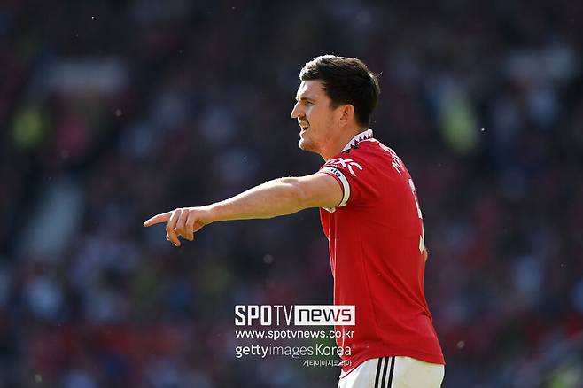 ▲ \'볼 좀 달라고\', 해리 매과이어는 손짓하는 장면을 자주 보여준다. 많이 답답한 모양이다.