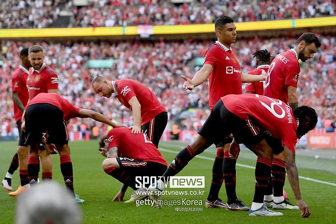 ▲ 동점골을 기뻐하던 맨유의 린델뢰프가 팬들이 던진 물품에 얼굴을 맞았다