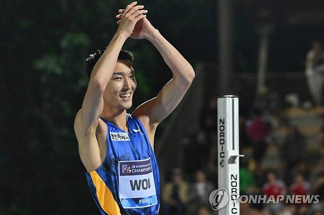관중들에게 화답하는 우상혁 (피렌체 AFP=연합뉴스) 우상혁이 3일(한국시간) 이탈리아 피렌체에서 열린 로마·피렌체 다이아몬드리그 남자 높이뛰기에서 2위를 차지한 뒤, 관중석을 향해 손뼉을 치고 있다.