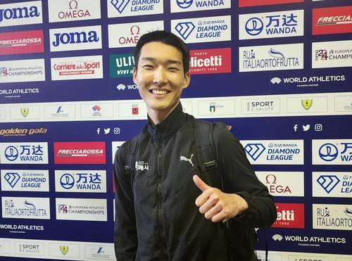 '스마일 점퍼' 우상혁 (피렌체=연합뉴스) 신창용 특파원 = '스마일 점퍼' 우상혁(27·용인시청)이 2일(현지시간) 이탈리아 피렌체 루이지 리돌피 스타디움에서 열린 2023 세계육상연맹 로마·피렌체 다이아몬드리그 남자 높이뛰기 결선을 마치고 믹스드존에서 인터뷰 뒤 사진 촬영을 위해 포즈를 취하고 있다. 2023.06.02 changyong@yna.co.kr