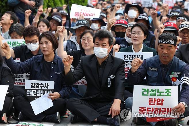 구호 외치는 양회동씨 유가족 (서울=연합뉴스) 신현우 기자 = 3일 오후 서울 중구 청계광장 인근에서 열린 '양회동 열사 투쟁 노동시민사회종교문화단체 공동행동' 주최 촛불문화제에서 양회동 씨 친형 양회선 씨(가운데), 장옥기 전국건설노동조합 위원장(오른쪽) 등 참가자들이 구호를 외치고 있다. 2023.6.3 nowwego@yna.co.kr