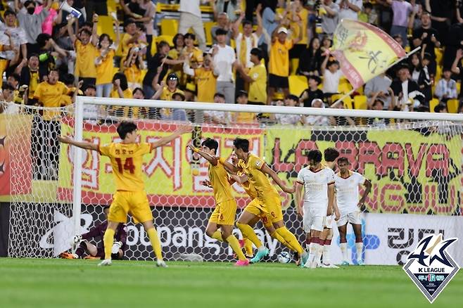 안영규의 골에 환호하는 광주 선수들 [한국프로축구연맹 제공. 재판매 및 DB 금지]