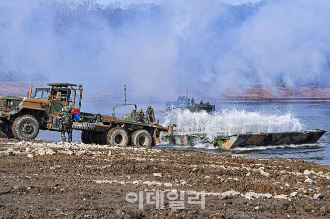 육군 공병여단 장병들이 도하훈련에서 리본부교(RBS)를 진수하고 있다. (사진=육군)