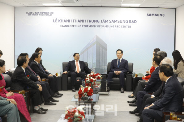 지난해 12월 베트남 삼성 R&D센터 준공식에 앞서 환담 중인 이재용 회장과 팜민찐 베트남 총리의 모습. (사진=삼성전자)