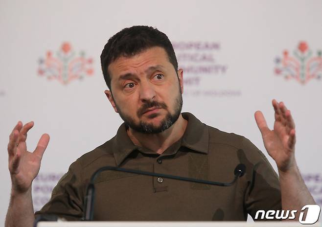 볼로디미르 젤렌스키 우크라이나 대통령이 1일(현지시간) 몰도바 불보아카에서 열린 유럽 정치 공동체(EPC) 회의 중 기자회견을 갖고 “전투기 지원 문제와 관련해 동맹국들로부터 강력한 지지를 받았다”고 밝히고 있다. 2023.6.2 ⓒ 로이터=뉴스1 ⓒ News1 우동명 기자
