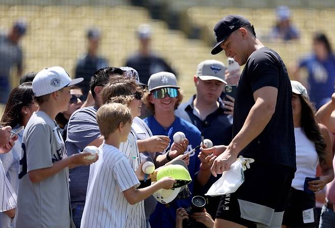 4일 LA 다저스와의 경기 전 꼬마 팬들에게 사인해주고 있는 뉴욕 양키스 캡틴 애런 저지. LA|AFP연합뉴스