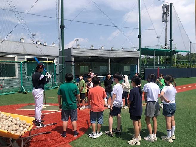 야구 체험 프로그램에 참가한 학생들이 티 배팅을 체험하는 모습. 사진제공 | KT위즈.