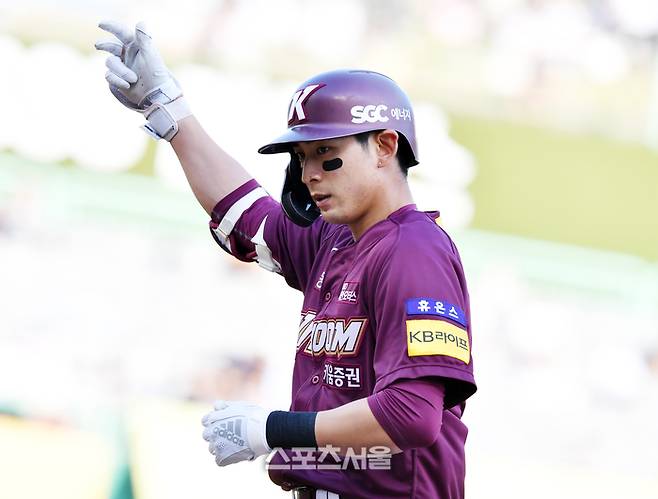 키움 이정후가 4일 인천SSG랜더스필드에서 열린 2023 KBO리그 SSG전에서 4회초 안타를 치고 출루해 세리머니를 하고 있다. 문학 | 강영조기자 kanjo@sportsseoul.com
