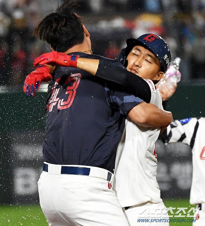 2023 KBO리그 롯데 자이언츠와 KIA 타이거즈의 경기가 3일 부산 사직구장에서 열렸다. 9회말 1사 만루 롯데 노진혁이 끝내기 안타를 날린 뒤 환호하고 있다. 부산=박재만 기자pjm@sportschosun.com/2023.06.03/