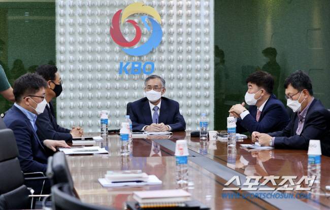 한국야구위원회(KBO)가 25일 오후 서울 강남구 도곡동 야구회관에서 강정호의 징계여부를 결정하기 위한 상벌위원회를 열었다. 회의에 참가한 위원들이 논의하고 있다. 정재근 기자 cjg@sportschosun.com/2020.5.25/