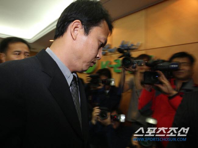 2007.11.02 축구회관에서 열린 상벌위원회에 출석하는 이운재. 스포츠조선DB