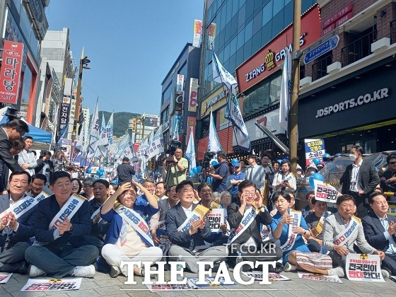 민주당은 3일 오후 부산진구에 있는 서면 쥬디스태화 인근으로 이동해 '후쿠시마 원전 오염수 해양투기 반대 영남권 5개 시.도당 규탄대회'를 열었다. /부산=조탁만 기자