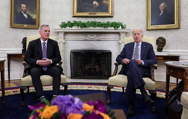 조 바이든(오른쪽) 미 대통령이 지난달 22일 백악관 집무실에서 케빈 매카시 하원의장과 대화하고 있는 모습. /로이터