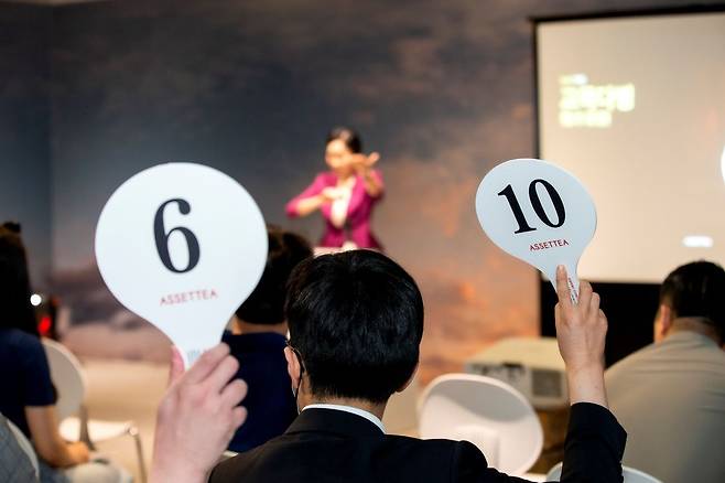 지난 5월 26일 주식회사 끽다가 서울 명동 르메르디앙 호텔에서 연 골동품급 보이차 경매에서 응찰자들이 응찰 팻말을 들고 있다. /끽다