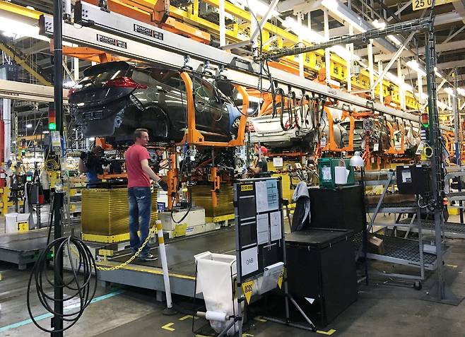 미국 미시간주 오리온 타운십에 있는 제너럴 모터스(GM) 조립 공장에서 노동자들이 전기 자동차를 조립하고 있다. / 로이터=연합뉴스