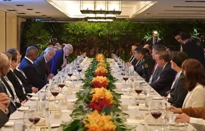 싱가포르에서 열린 아시아안보회의(샹그릴라대화)에 참석한 각국 국방장관들이 지난 3일 오찬을 함께하고 있다. ⓒ AFP/연합뉴스