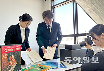 고인의 유품을 모아 디지털아카이브로 만들기 위해 촬영하고 있다.   키퍼스코리아 제공