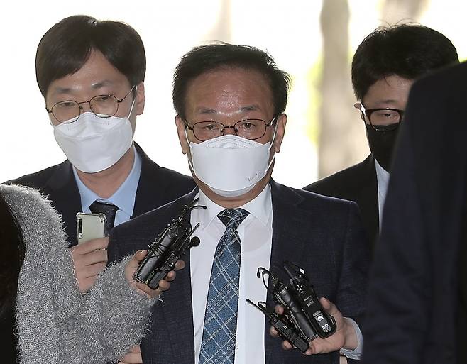 4월  14일 김인섭 전 한국하우징기술 대표가 구속영장실질심사를 받기 위해 서울 서초구 서울중앙지법에 출석하고 있다. 뉴시스.