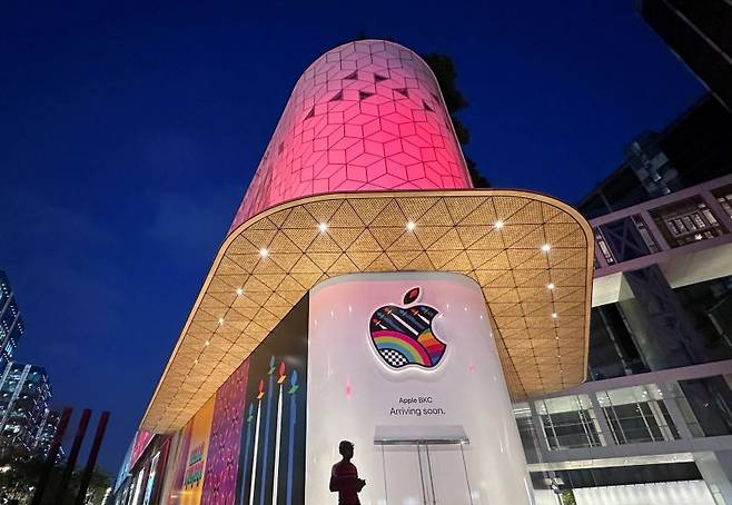 인도 뭄바이 복합쇼핑몰 '지오 월드 드라이브 몰'에 애플 스토어 인도 1호점이 외관 단장을 마친 모습. 로이터 뉴스1