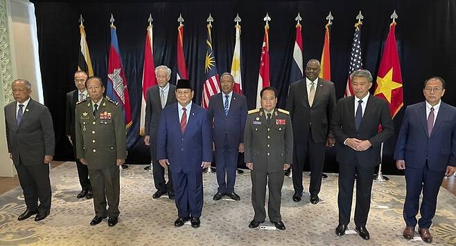 로이드 오스틴 미국 국방장관(뒷줄 오른쪽)이 2일 싱가포르에서 열린 아시아안보회의(샹그릴라 대화)에 참석한 동남아 국방장관들과 회담한 뒤 기념사진을 찍고 있다. AP 연합뉴스