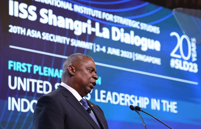 로이드 오스틴 미국 국방장관이 3일 싱가포르 샹그릴라호텔에서 열린 제20차 아시아안보회의(샹그릴라 대화)에서 '인도·태평양 지역에서의 미국의 리더십'을 주제로 연설하고 있다. 싱가포르=연합뉴스
