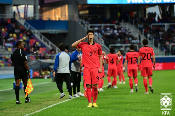 지난 2일 열린 에콰도르와의 2023 FIFA U-20 월드컵 16강전 경기. 이영준이 전반 11분 득점 후 경례 세리머니를 펼치고 있다. 대한축구협회