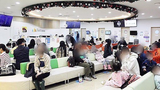 지난 4월 5일 서울 성북구 어린이전문병원 우리아이들병원에 환자와 보호자들이 진료를 받기 위해 대기하고 있다. 사진 우리아이들병원
