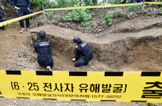 지난달 31일 오후 강원도 철원군 근남면 민통선 내 734고지에서 국방부 유해발굴감식단 소속 임하늘 병장(오른쪽)과 배성재 상병이 '발굴 작전을 수행하고 있다.이들은 호미로 흙벽을 1cm씩 긁으면서 세심하게 발굴을 이어 나갔따. 최기웅 기자