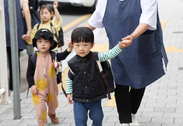 ▲ 코로나19 위기경보 단계가 심각에서 경계로 하향된 지난 1일 오전 대구 동구 신암동 꿈꽃 어린이집 원생들이 마스크를 쓰지 않고 등원하고 있다. 연합뉴스