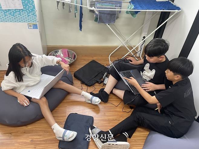 송산초 5학년 학생들이 교실 구석에 방석을 깔고 모여 앉아 서울 여행 계획을 짜고 있다. 김나연 기자
