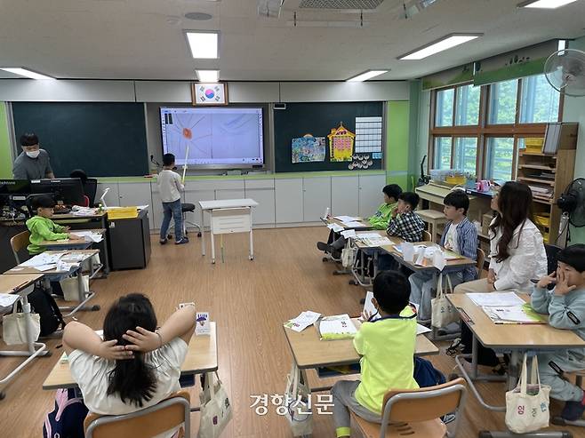 지난달 9일 별랑초 2학년 학생들이 친구의 발표를 듣고 있다. 김나연 기자