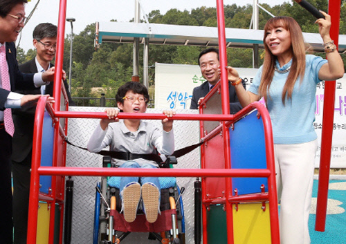 2016년 성악가 조수미씨(오른쪽)가 세종누리학교에 기증한 휠체어 그네. 경향신문 자료사진