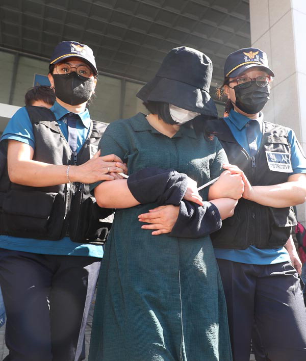 또래 여성을 살해한 혐의를 받는 정유정이 지난 2일 부산 동래경찰서에서 나와 검찰로 송치되고 있다.  전민철 기자