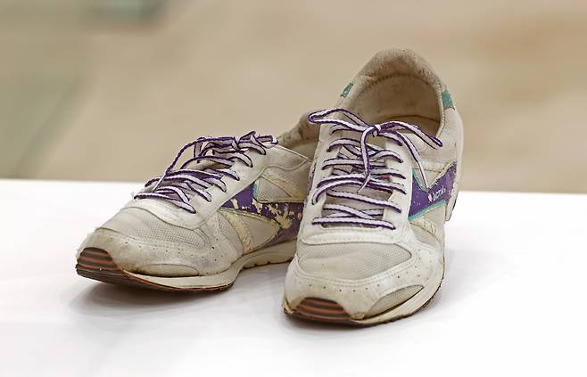 A pair of running shoes of former President Kim Young-sam is displayed at a special exhibition "Stories of Our Presidents" at the main building of Cheong Wa Dae during a press conference in Seoul, Thursday. (MCST)