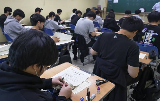 This photo shows students taking mock tests of Suneung at a private "hagwon" institution on Thursday. Suneung is a standardized test designed to measure the readiness of a student to study in college. (Yonhap, photo provided by Joint Press Corps.)