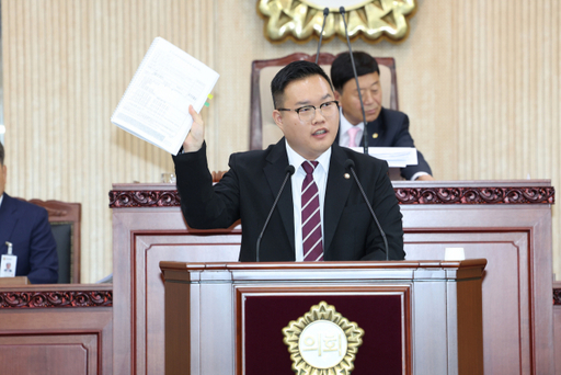 박현우 시의원이 고양시 자치공동체지원센터 운영위원장이 지난 2019년부터 2022년까지 본인이 감사로 있는 특정 업체에 일감 몰아준 것과 관련해 서류를 들어 보이며 설명하고 있다. 고양특례시의회